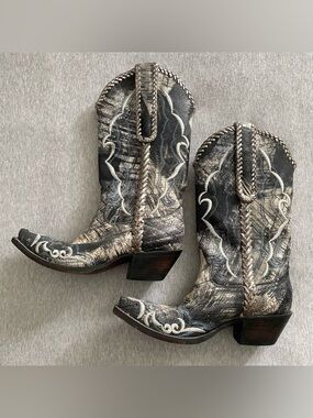 Charlie Horse Lucchese Sz 7B Black, Blue, White Embroidered Snip Toe Cowboy Boot